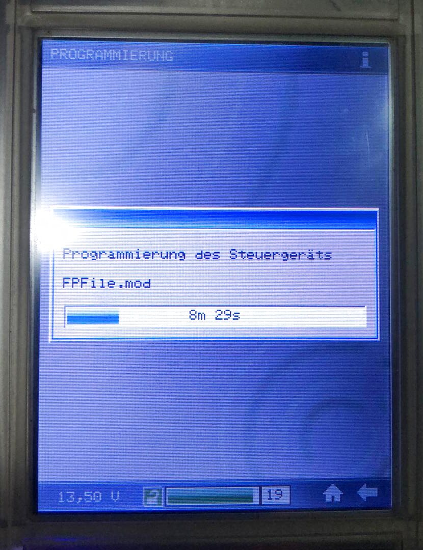 Programmiergerät mit Fortschrittsanzeige: Programmierung des Steuergeräts, 8 Minuten 29 Sekunden verbleibend